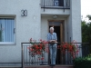 mein Großvater vor seinem Haus