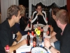 versammelt am Tisch..